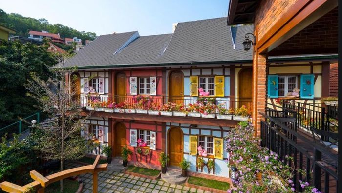Little Colmar Boutique Homestay tọa lạc cách trung tâm thành phố Hạ Long khoảng 6 km, ngay gần bãi biển Bãi Cháy nổi tiếng.