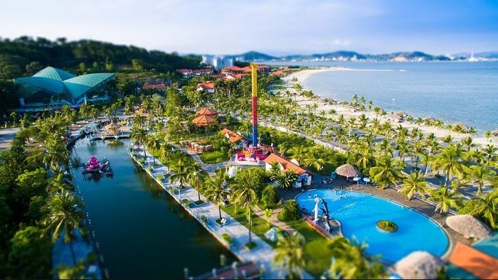 Bán Đảo Tuần Châu là một trong những điểm du lịch hấp dẫn nhất tại Quảng Ninh, nơi du khách có thể tận hưởng làn nước biển trong vắt và những bãi cát trắng mịn màng.