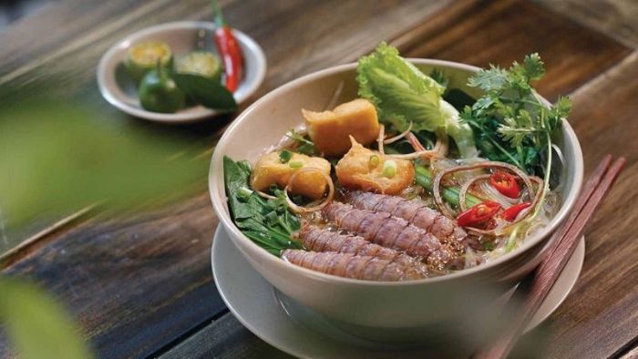 Bề bề (còn gọi là tôm tít) có vị ngọt tự nhiên của hải sản tươi sống, rất bổ dưỡng. Nước dùng từ bề bề được lọc kỹ, kết hợp với nước lèo ninh từ xương tạo nên một hương vị đậm đà, hấp dẫn.