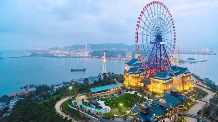Thưởng thức các món ăn đặc sản, đậm đà hương vị biển tại nhà hàng, mang đến những trải nghiệm ẩm thực tuyệt vời.