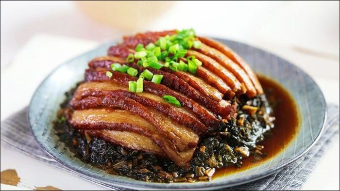 Món Khâu Nhục Tiên Yên mang hương vị đặc trưng với thịt mềm ngọt, đậm đà, làm nức lòng du khách khi đến Quảng Ninh.