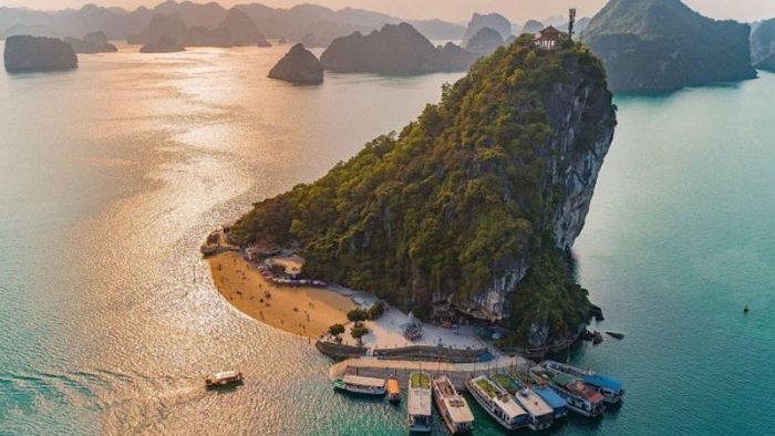 Trên du thuyền, du khách sẽ có cơ hội ngắm nhìn những cảnh sắc tuyệt đẹp với các hòn đảo nổi tiếng như Hòn Cóc, Gà Chọi, Đảo đá Rồng… Thuyền sẽ dừng để bạn khám phá Động Thiên Cung và Hang Đầu Gỗ.