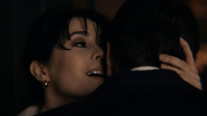 Colin Farrell và Cristin Milioti trong The Penguin