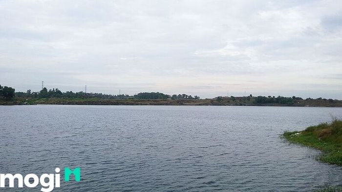 Với sự gần gũi của Hồ Đá, khu vực xung quanh Làng Đại học Quốc gia tiềm ẩn nhiều nguy hiểm mà không phải ai cũng lường trước được.