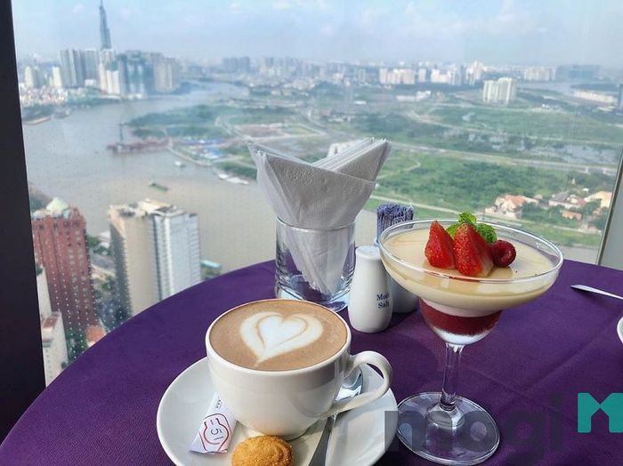 Quán café với không gian mở, nhìn ngắm toàn cảnh phố xá từ trên cao.