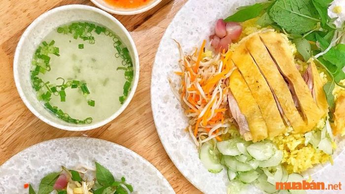 Cơm gà Phú Yên – món đặc sản nổi bật mà du khách không thể bỏ qua.