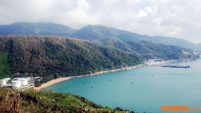 Vịnh Vũng Rô với vẻ đẹp thiên nhiên không tì vết, là nơi lý tưởng để chiêm ngưỡng những cảnh quan hùng vĩ và thư giãn tuyệt đối.