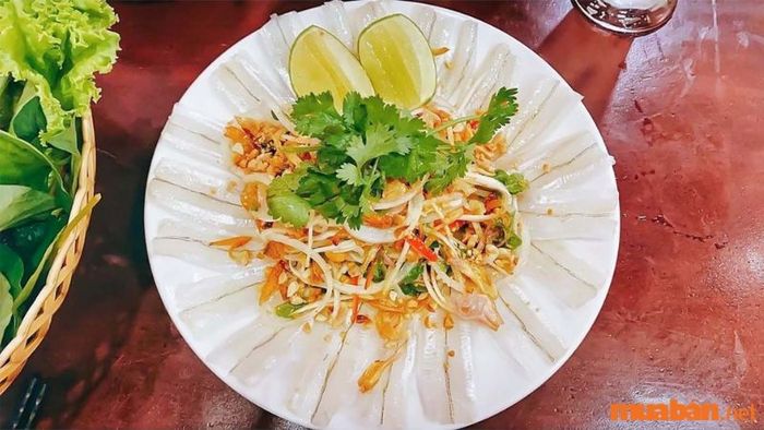 Gỏi cá mai, món ăn hấp dẫn của Phú Yên, là sự kết hợp hoàn hảo giữa cá mai tươi và các gia vị thơm ngon.