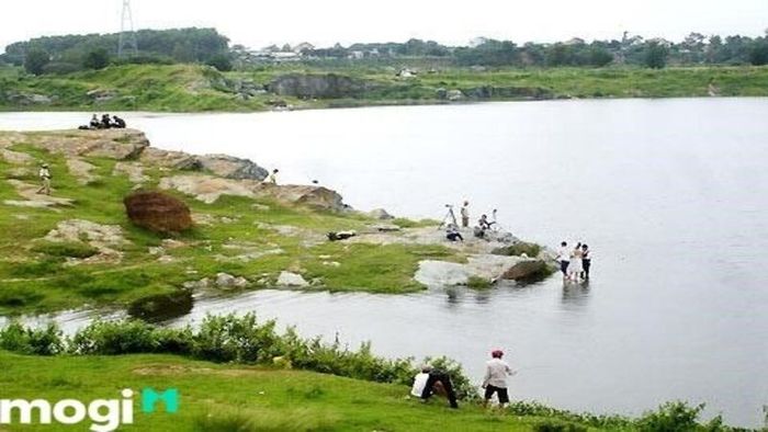 Hồ Đá huyền bí và thơ mộng