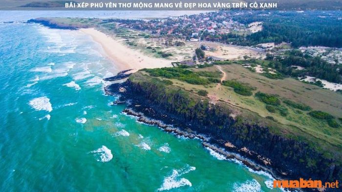 Bãi Xép, một điểm đến quyến rũ không thể bỏ lỡ khi đến Phú Yên, đã trở nên nổi tiếng sau khi xuất hiện trong bộ phim 'Tôi thấy hoa vàng trên cỏ xanh'. Mặc dù chỉ dài khoảng 500m, Bãi Xép nổi bật với những bãi đá tự nhiên và phong cảnh thiên nhiên kỳ thú.