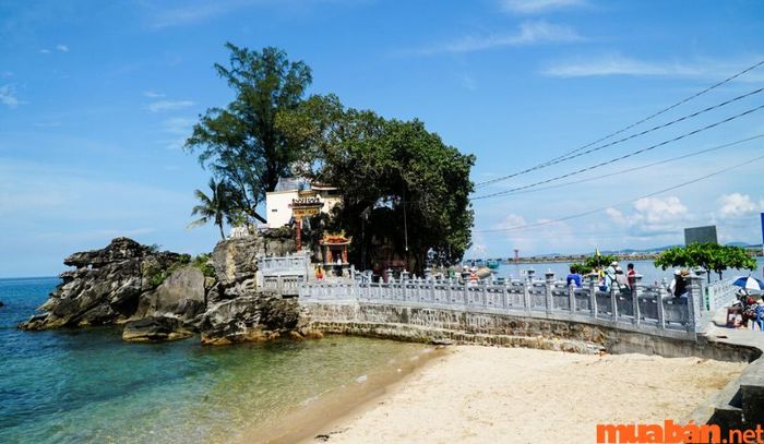 Khu vực xung quanh còn có làng chài, nơi bạn có thể tìm mua những món quà đặc sản để mang về tặng bạn bè và gia đình.