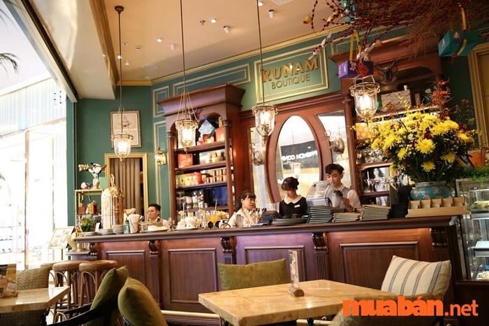 Phong cách trang trí tinh tế và sang trọng bên trong Runam Cafe tạo nên một không gian rất thư giãn và đẳng cấp.