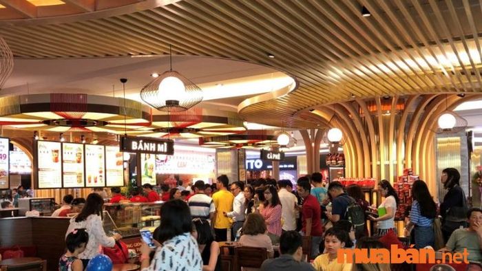 Highlands Coffee có không gian hiện đại, thoáng đãng, là nơi lý tưởng để thư giãn và thưởng thức những ly cà phê thơm ngon. Mọi góc nhỏ trong quán đều mang đến cảm giác dễ chịu và đầy thư thái.