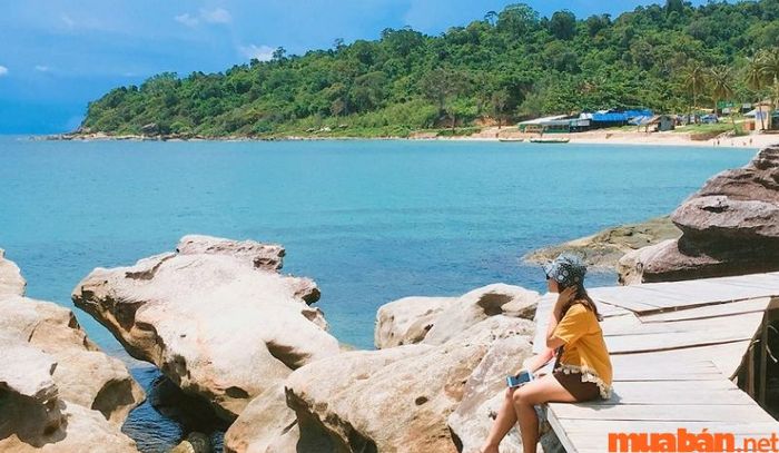 Nhiều cặp đôi chọn bãi Gành Dầu làm địa điểm lý tưởng để chụp ảnh cưới.
