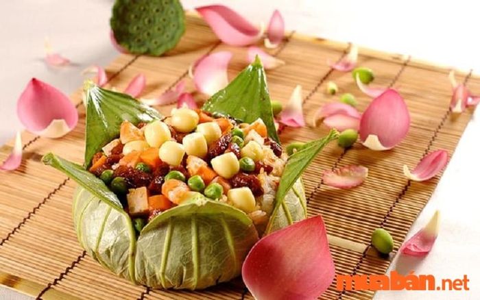 Món cơm sen chay đặc biệt của nhà hàng Hue Delights, mang đến hương vị tinh tế và nhẹ nhàng, đầy hấp dẫn.