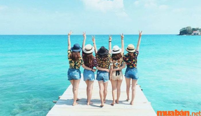 Khi đi du lịch đến những bãi biển xinh đẹp ở Phú Quốc, bạn nên chọn những bộ trang phục thoải mái để tận hưởng chuyến đi một cách trọn vẹn.