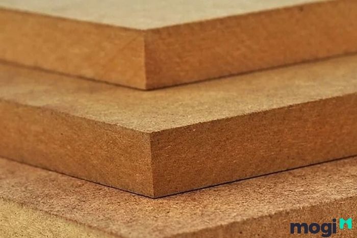 MDF mặt trơn là loại gỗ có bề mặt hoàn toàn phẳng, mịn màng và không có lớp phủ hoàn thiện.