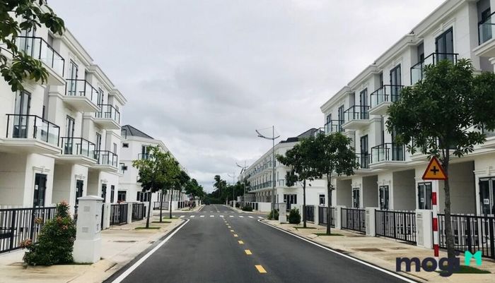 Nhà phố liền kề là kiểu nhà ở có thiết kế liên kết chặt chẽ với nhau, không có khoảng cách giữa các ngôi nhà. 