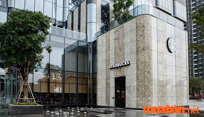 Starbucks tại Landmark 81 gây ấn tượng bởi thiết kế tinh tế và hiện đại bên ngoài, làm nổi bật không gian sang trọng của tòa nhà. Đây là một điểm đến lý tưởng cho những ai yêu thích không gian cà phê quốc tế.