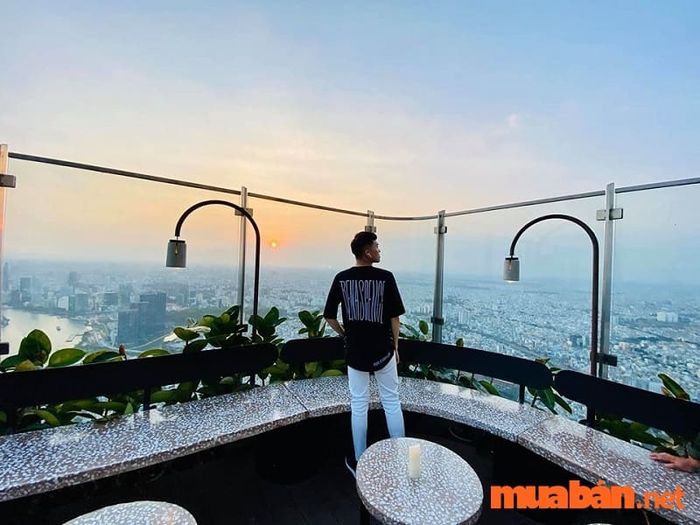 Không gian mở của Cafe & Bar Blank Lounge, nơi bạn có thể vừa thưởng thức đồ uống vừa tận hưởng không khí trong lành.