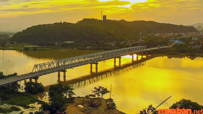 Cầu Bến Thuỷ – Điểm nối liền Vinh và Hưng Nguyên, không chỉ là nơi giao thông mà còn là một điểm đến du lịch hấp dẫn, mở ra các trải nghiệm thú vị.