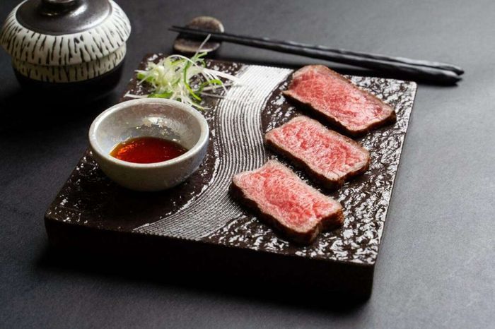 Thịt bò Kobe được biết đến với chất lượng tuyệt hảo, là một trong những món ăn nổi tiếng của Kobe mà du khách không thể bỏ qua.