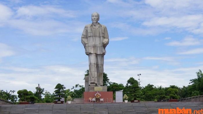 Quảng trường và tượng đài Hồ Chí Minh – Biểu tượng văn hóa và lịch sử tại thành phố Vinh