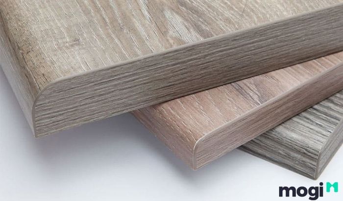 Gỗ MDF được sản xuất với số lượng lớn và kích thước tấm gỗ đồng đều, dễ dàng sử dụng trong nhiều ứng dụng khác nhau.