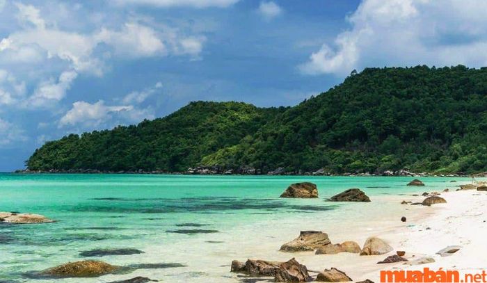 Bãi Ông Lang xếp thứ 7 trong danh sách các bãi biển đẹp nhất Phú Quốc khu vực phía Bắc đảo.
