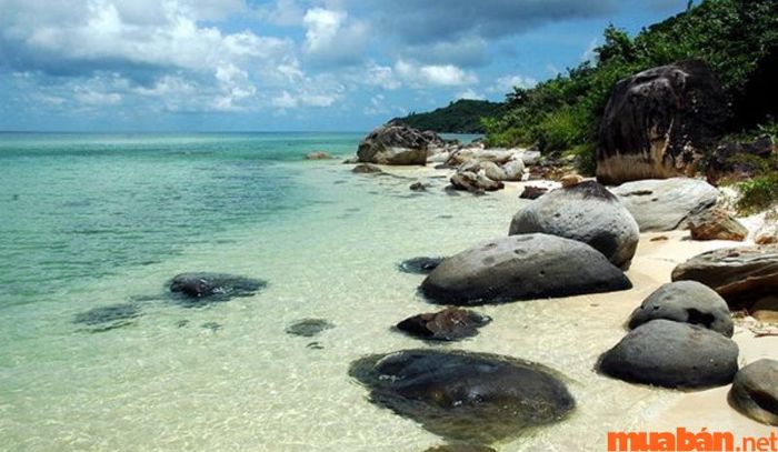 Bãi Ông Lang chỉ cách trung tâm thị trấn Dương Đông khoảng 7km