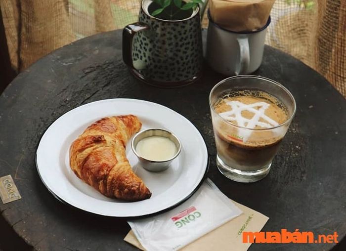 Cộng Cafe với không gian ấm cúng và các món cafe thơm ngon cùng bánh ngọt hấp dẫn, là nơi lý tưởng để thư giãn sau một ngày dài.