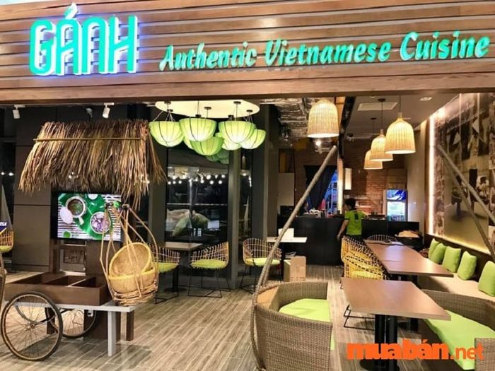 Khám phá không gian tinh tế bên trong nhà hàng Gánh, nơi kết hợp giữa vẻ đẹp hiện đại và nét duyên dáng của biển cả.