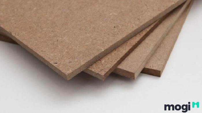 Gỗ MDF không trơn thường được sử dụng làm nền để dán ván Veneer lên bề mặt gỗ.