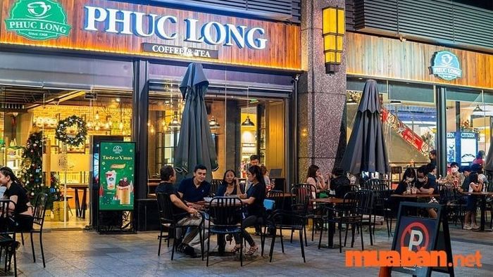 Phúc Long – Nơi tụ họp quen thuộc của giới trẻ yêu thích cà phê và trà sữa ngon, mang đậm hương vị truyền thống Việt.
