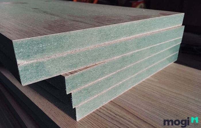 Gỗ MDF lõi xanh chống ẩm nổi bật với phần lõi có màu xanh đặc trưng, mang đến những đặc tính vượt trội về khả năng chống ẩm.