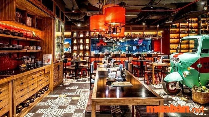 Không gian của nhà hàng Dì Mai được thiết kế ấm cúng, mang đậm nét văn hóa truyền thống Việt Nam.