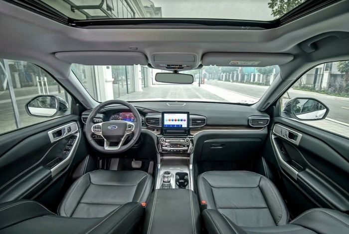 Ford_Explorer_2.jpg