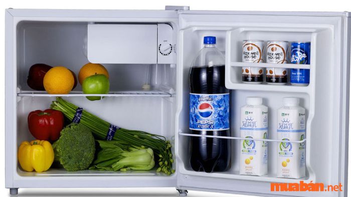 Tủ lạnh mini với ngăn đá giúp bảo quản thực phẩm đông lạnh hiệu quả.