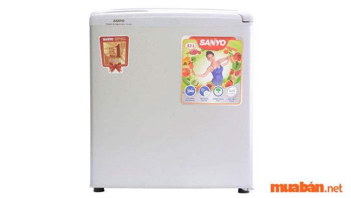 Tủ lạnh mini có ngăn đá, giúp bảo quản thực phẩm đông lạnh dễ dàng hơn.