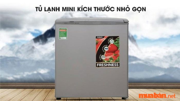 Tủ lạnh mini với ngăn đá giúp bảo quản thực phẩm đông lạnh hiệu quả hơn.