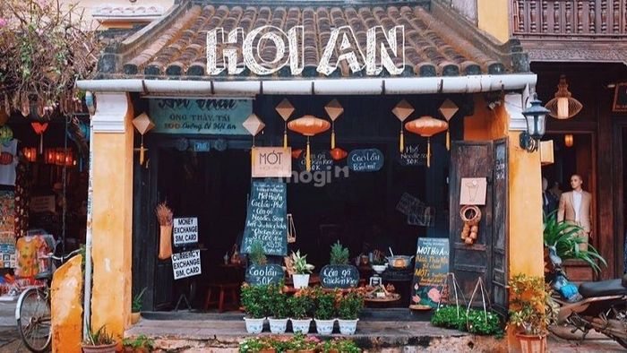 Mẫu thiết kế quán cafe cổ điển độc đáo, mang đậm phong cách Hội An, tạo không gian ấm cúng và hoài niệm.