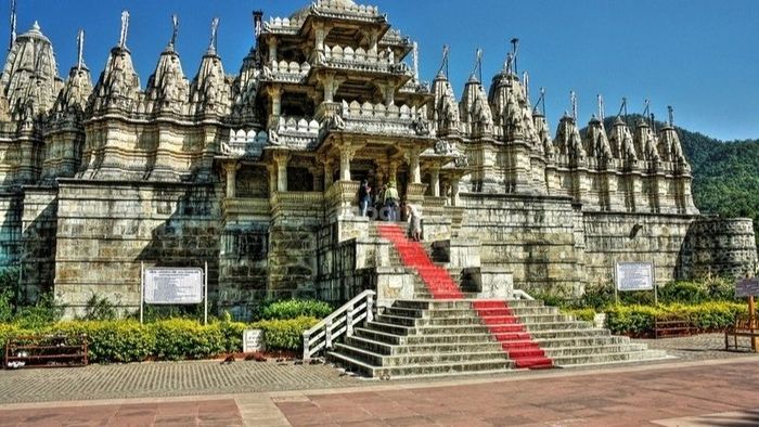 Đền Ranakpur Jain là một kiệt tác kiến trúc Phật giáo Ấn Độ nổi bật với vẻ đẹp và sự tinh tế của từng chi tiết.