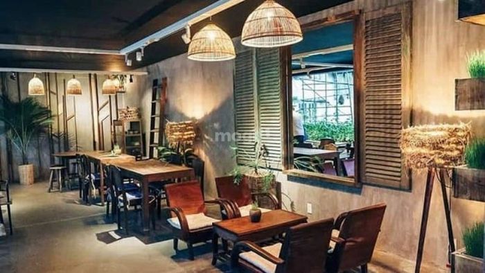 Ánh sáng là một yếu tố không thể thiếu trong thiết kế không gian quán cafe cổ điển.