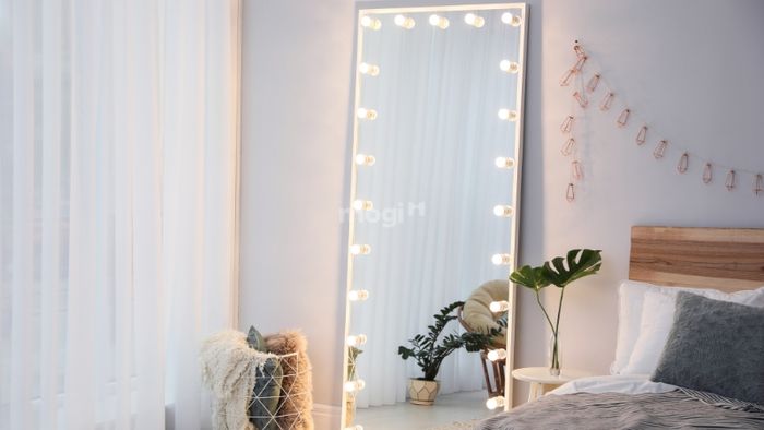 Gương lớn mang đến cảm giác không gian vô tận, giúp phòng ngủ trông rộng rãi và thoáng đãng.