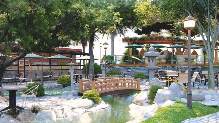Nếu có thể, tích hợp sân vườn vào không gian quán cafe cổ điển là một ý tưởng tuyệt vời.