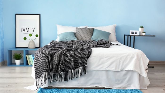 Các bức tranh sẽ tạo nên một không gian đầy cá tính cho phòng ngủ.