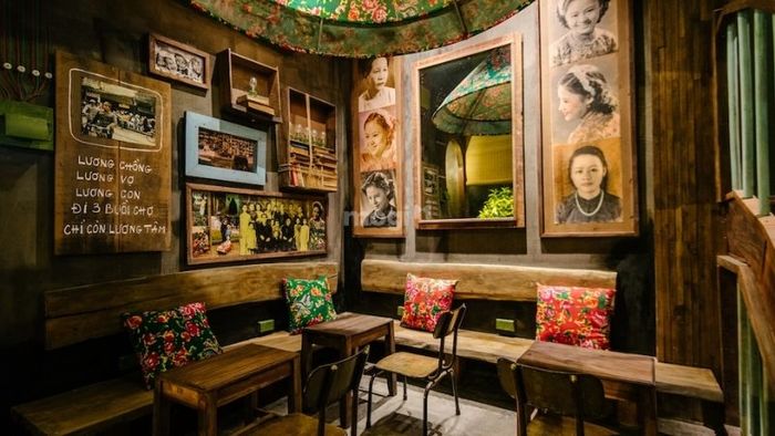 Mẫu thiết kế quán cafe với tông màu ấm áp, đậm chất hoài niệm, tạo cảm giác gần gũi và thư giãn cho khách hàng.