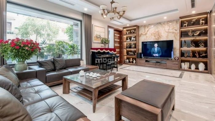 Việc sử dụng nội thất gỗ trong phòng khách giúp không gian biệt thự sân vườn trở nên nổi bật và ấm cúng hơn