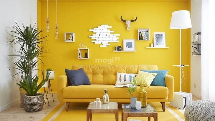 Phòng khách với tông màu vàng đậm nổi bật, phù hợp cho người mệnh Kim, mang lại sự thịnh vượng