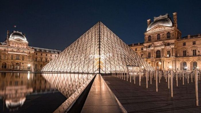 Pyramid Louvre – Pháp